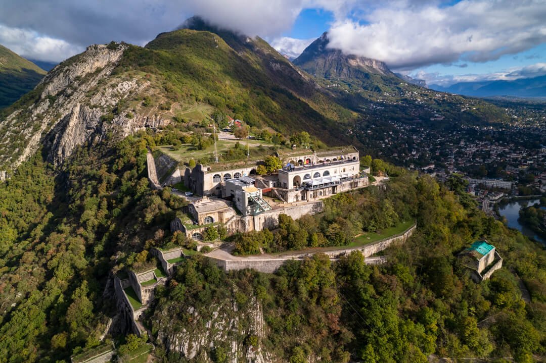 Vue aérienne du fort de la Bastille au-dessus de Grenoble